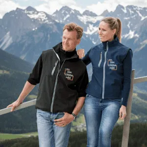 Man och kvinna iklädd västar med eget tryck