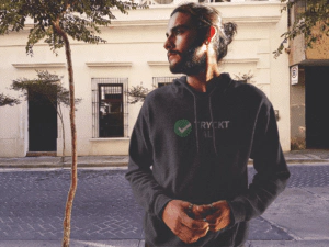 Hoodie med tryck eller brodyr