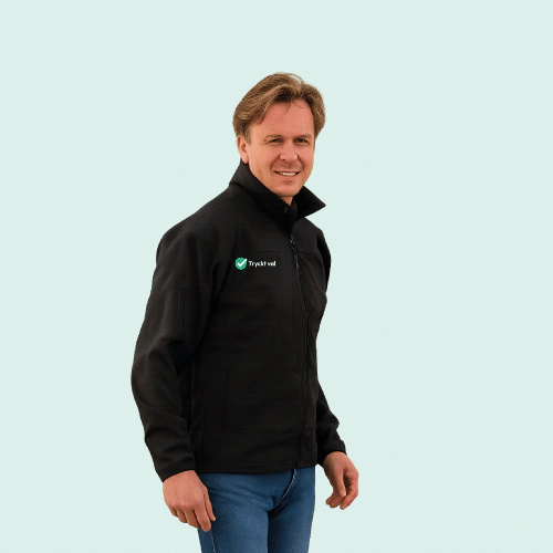 man som bär en softshell med eget tryck